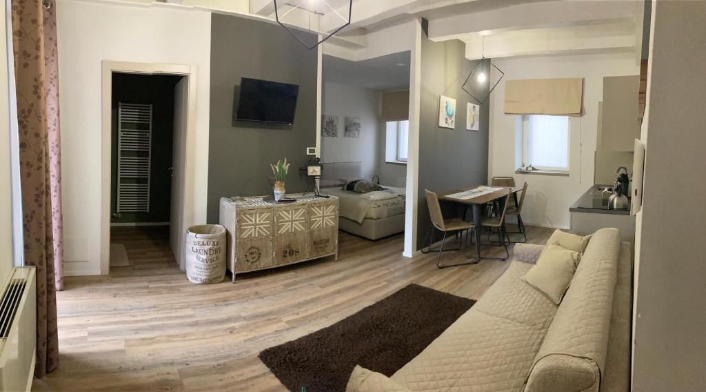 salon z kanapą i stołem w obiekcie appartamenti Il Borgo orchidea w mieście Busca