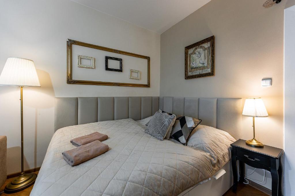 Posteľ alebo postele v izbe v ubytovaní Old Town Vintage Apartment Sturova