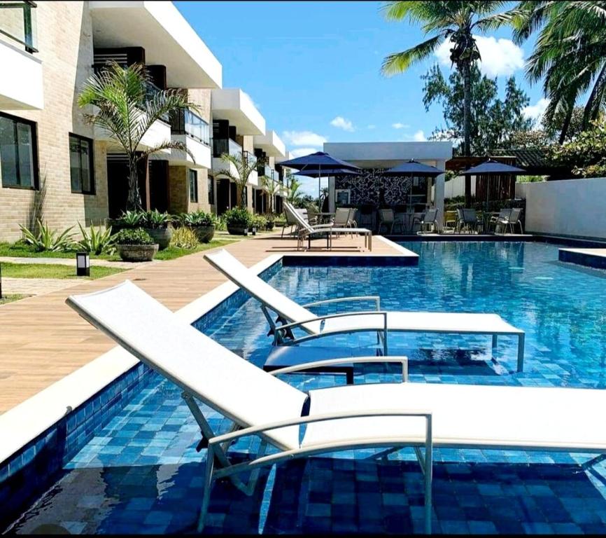 Swimmingpoolen hos eller tæt på @Paradise_Bahia-Village Novo 2 Suítes Pé na Areia e Vista Mar em Itacimirim