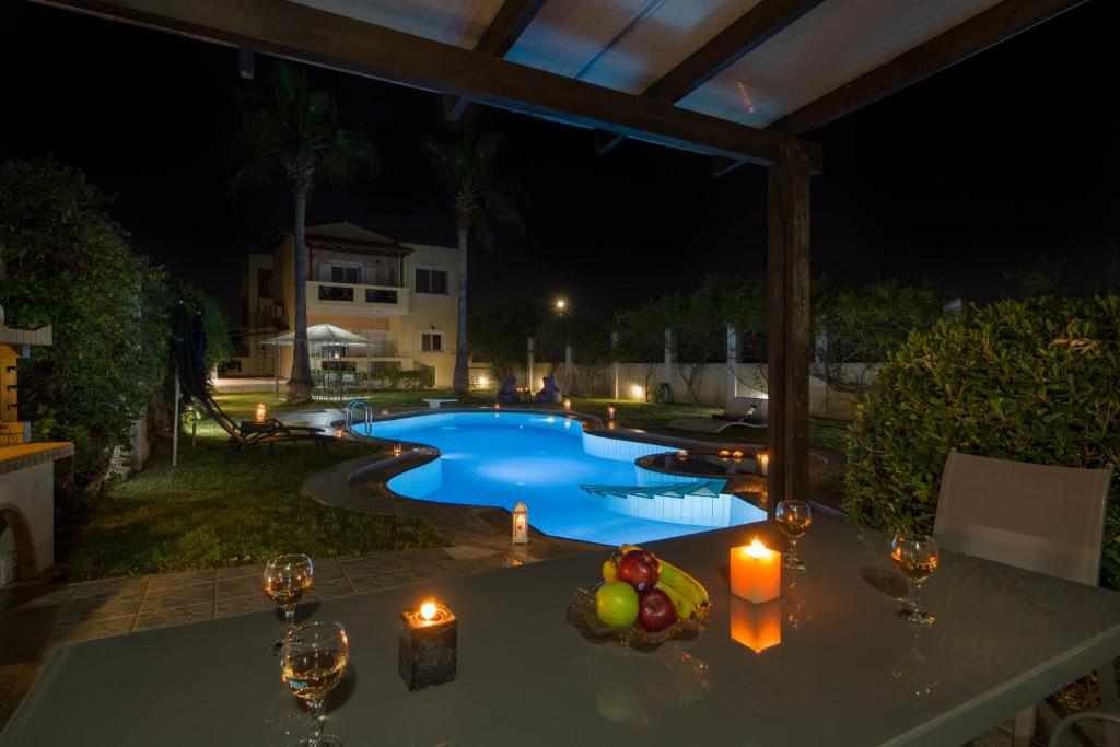 Bazén v ubytovaní Villa Ifigeneia Private Hot Tub Rooms alebo v jeho blízkosti