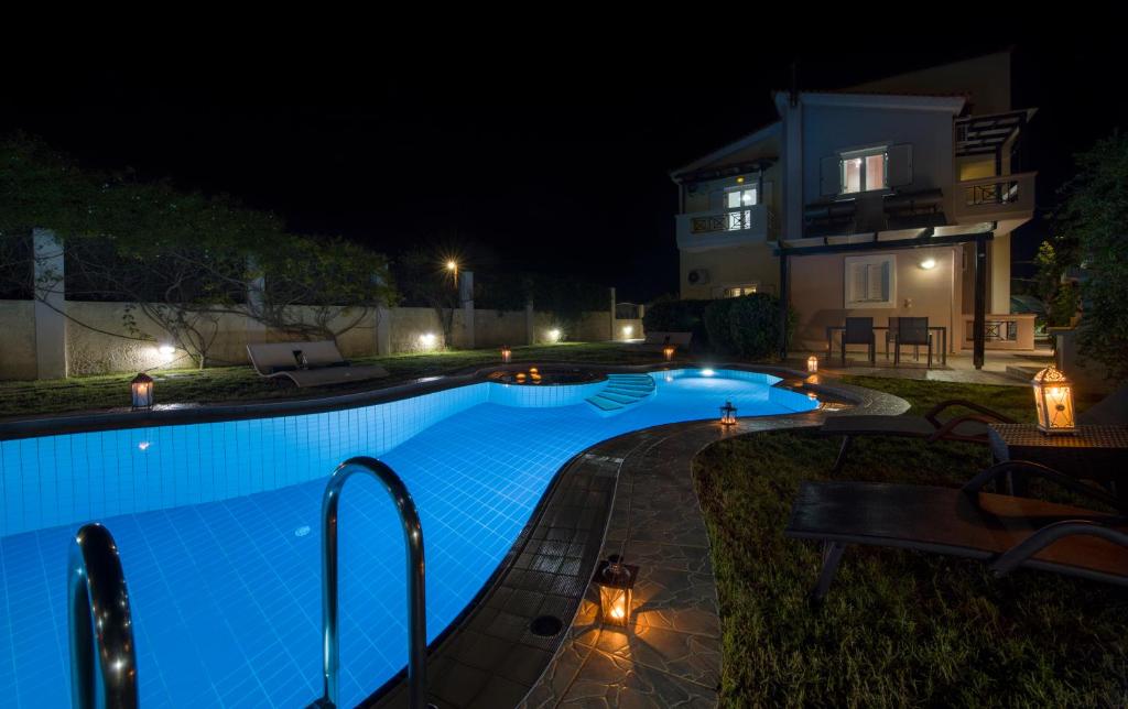 Bazén v ubytovaní Villa Ifigeneia Private Hot Tub Rooms alebo v jeho blízkosti