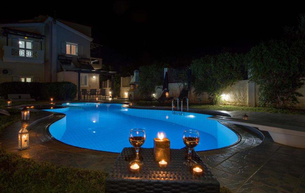 Bazén v ubytovaní Villa Ifigeneia Private Hot Tub Rooms alebo v jeho blízkosti