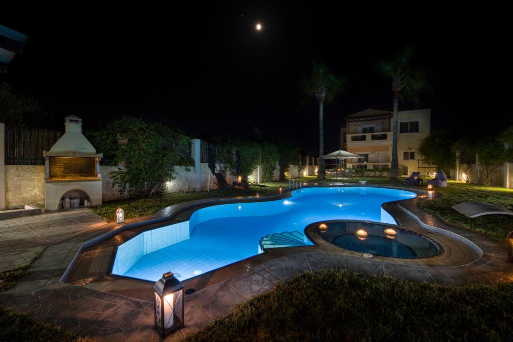 Bazén v ubytovaní Villa Ifigeneia Private Hot Tub Rooms alebo v jeho blízkosti