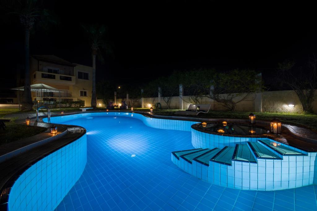 Bazén v ubytovaní Villa Ifigeneia Private Hot Tub Rooms alebo v jeho blízkosti