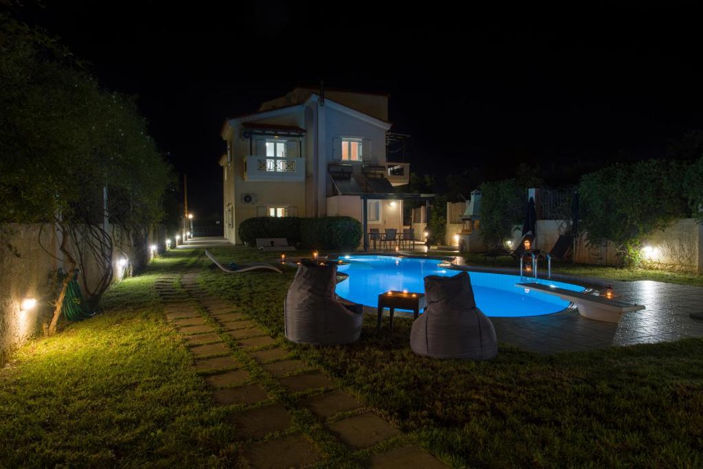 Bazén v ubytovaní Villa Ifigeneia Private Hot Tub Rooms alebo v jeho blízkosti