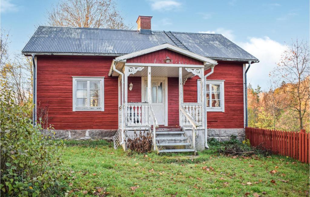 una vieja casa roja con una puerta blanca y escaleras en Beautiful Home In Vena With Wifi, en Vena