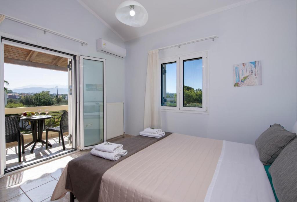 Posteľ alebo postele v izbe v ubytovaní Villa Ifigeneia Private Hot Tub Rooms