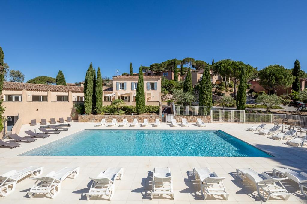 una piscina con tumbonas y una villa en Garden & City Les Bastides de Grimaud, en Grimaud