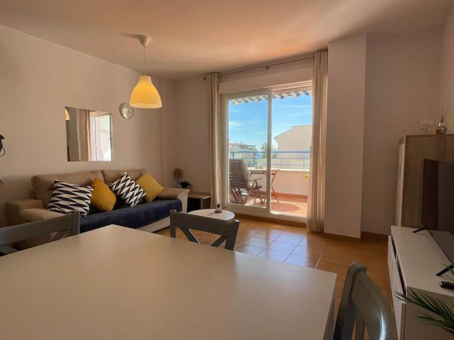 Posezení v ubytování South facing 1 bed apartment, near beach