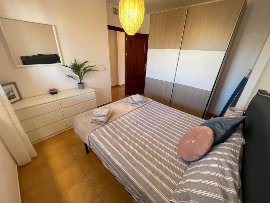 Postel nebo postele na pokoji v ubytování South facing 1 bed apartment, near beach