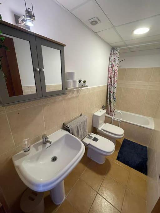 Koupelna v ubytování South facing 1 bed apartment, near beach