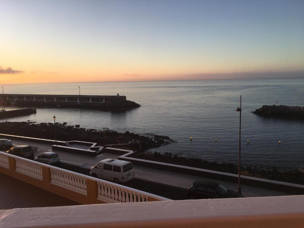 a view of the ocean and a bridge with cars at Apto Tagoro, La Restinga in La Restinga