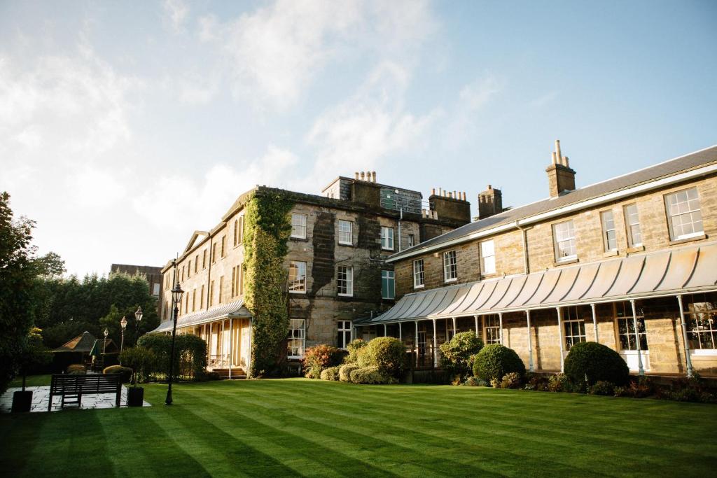 un gran edificio con césped delante en Hotel Du Vin & Bistro Tunbridge Wells, en Royal Tunbridge Wells