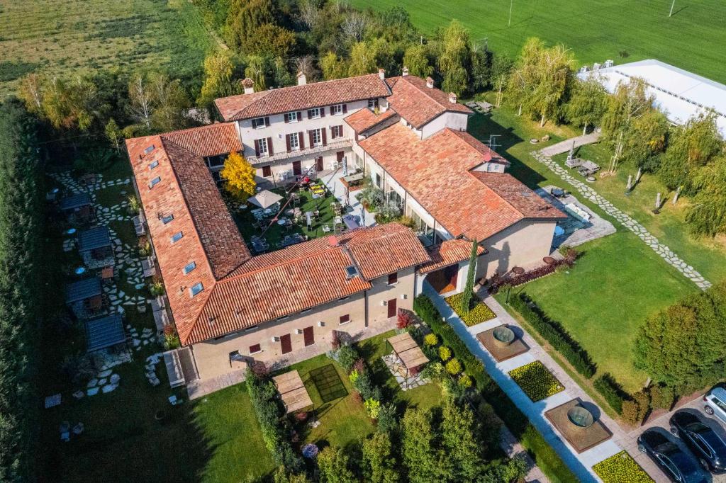 una vista aerea di una grande casa con cortile di Atena Dolce Vita a Brescia