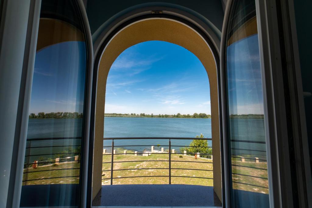 una ventana con vistas al agua en Vila Biser Dunava (Pearl of Danube Villa) en Smederevo