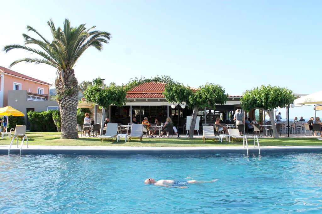 Bazén v ubytování Paspalis Hotel nebo v jeho okolí