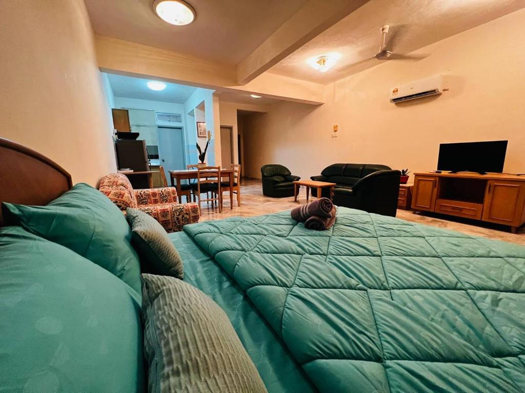 um gato deitado num sofá numa sala de estar em Hijauan Studio Unit @ Ocean View Resort em Porto Dickson