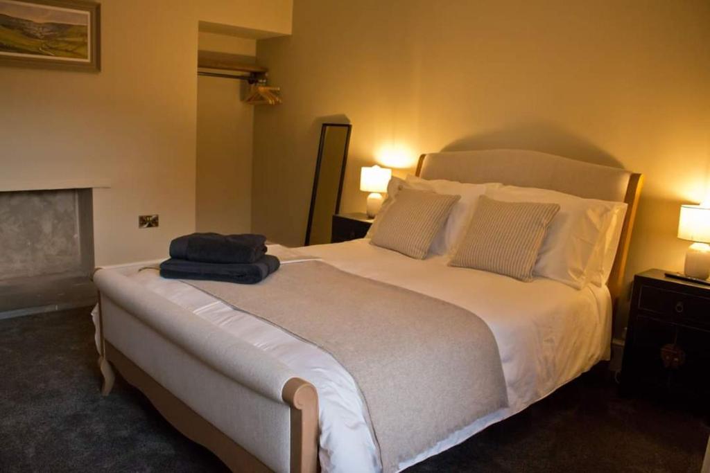 Un pat sau paturi într-o cameră la The Black Horse Inn
