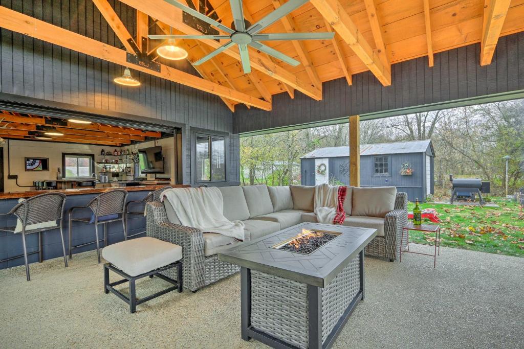 Gambar di galeri bagi Riverfront Zanesville Getaway with Private Bar! di Dresden