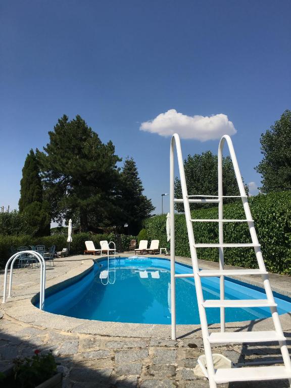 Bazén v ubytování Villa Aurelia - Casa de campo con jardín y piscina entre Madrid y Segovia nebo v jeho okolí