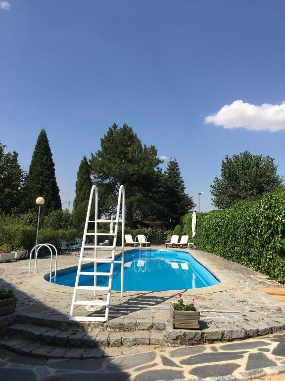 Bazén v ubytování Villa Aurelia - Casa de campo con jardín y piscina entre Madrid y Segovia nebo v jeho okolí