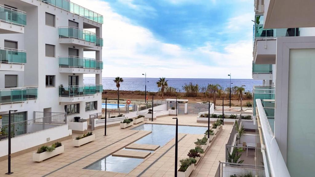 una imagen de un edificio con piscina y océano en Dunas Beach II Apartment, en Torrox Costa