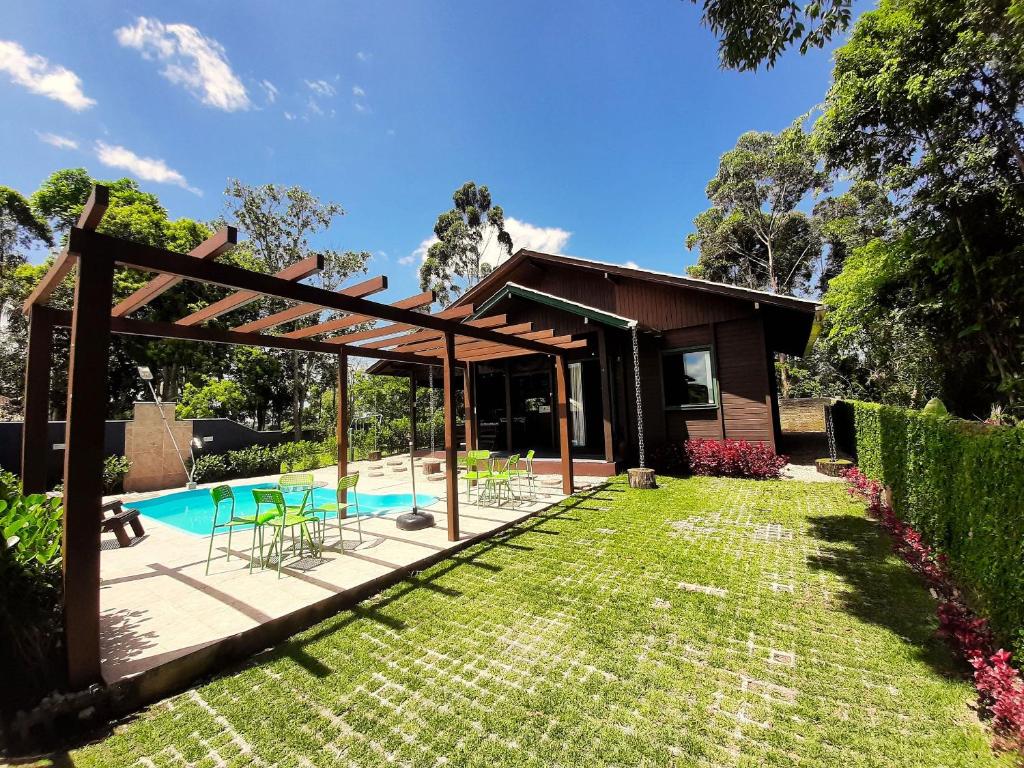 um quintal com uma piscina e uma casa em Casa Green Piccoli - Itajaí/SC em Itajaí