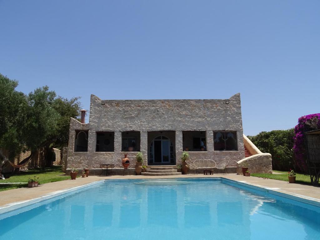 eine Villa mit einem Pool vor einem Haus in der Unterkunft Maison Mimosa, lovely 3 bedroom villa with a heated pool in Essaouira