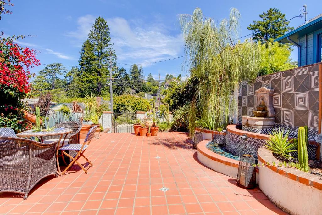 un patio con una mesa, sillas y una fuente. en Cozy & Equipped Spanish-Style Casita in Berkeley apts, en Berkeley