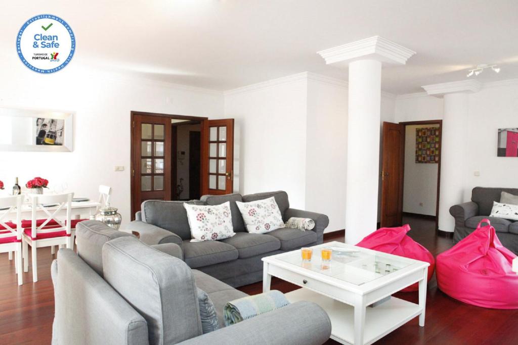Posezení v ubytování Cascais Guia’s Gorgeous & Spacious Apartment