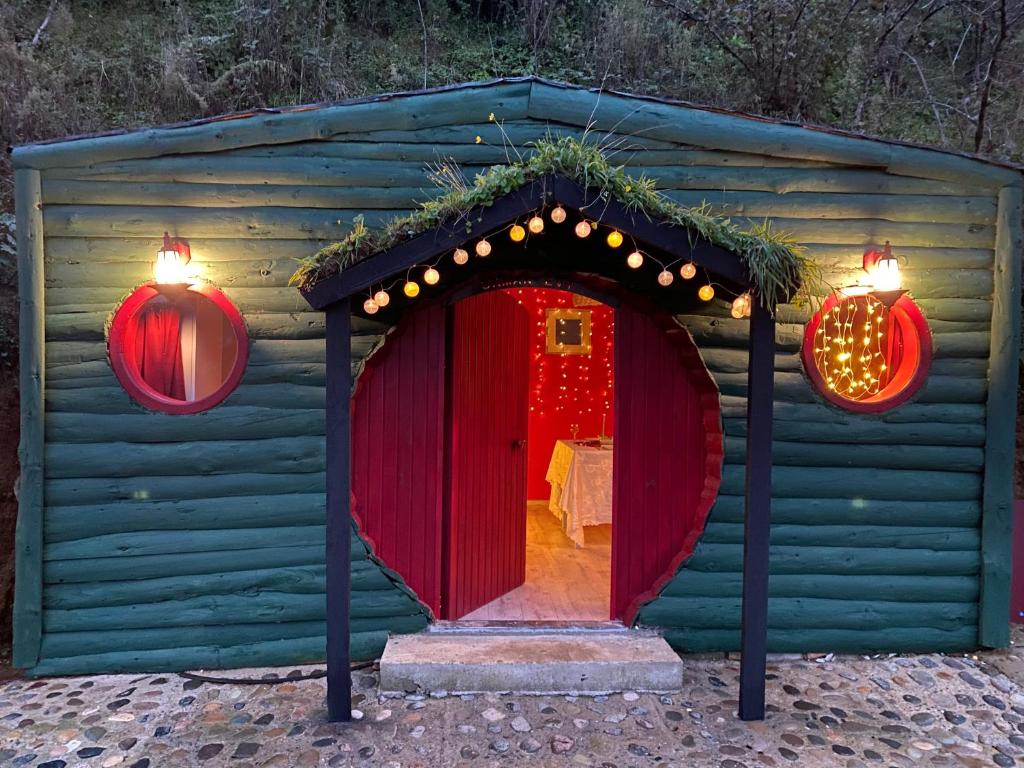 una pequeña casa de pan de jengibre con luces y luces de Navidad en Hobbitköy giresun, en Giresun