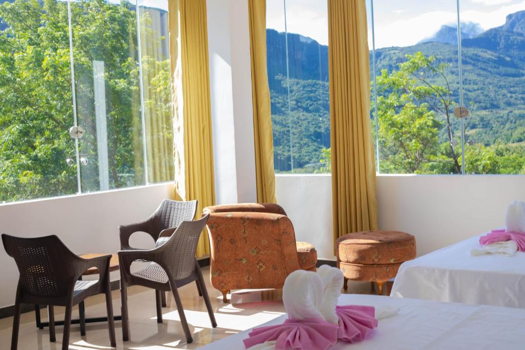 Nespecifikovaný výhled na hory nebo výhled na hory při pohledu z hotelu
