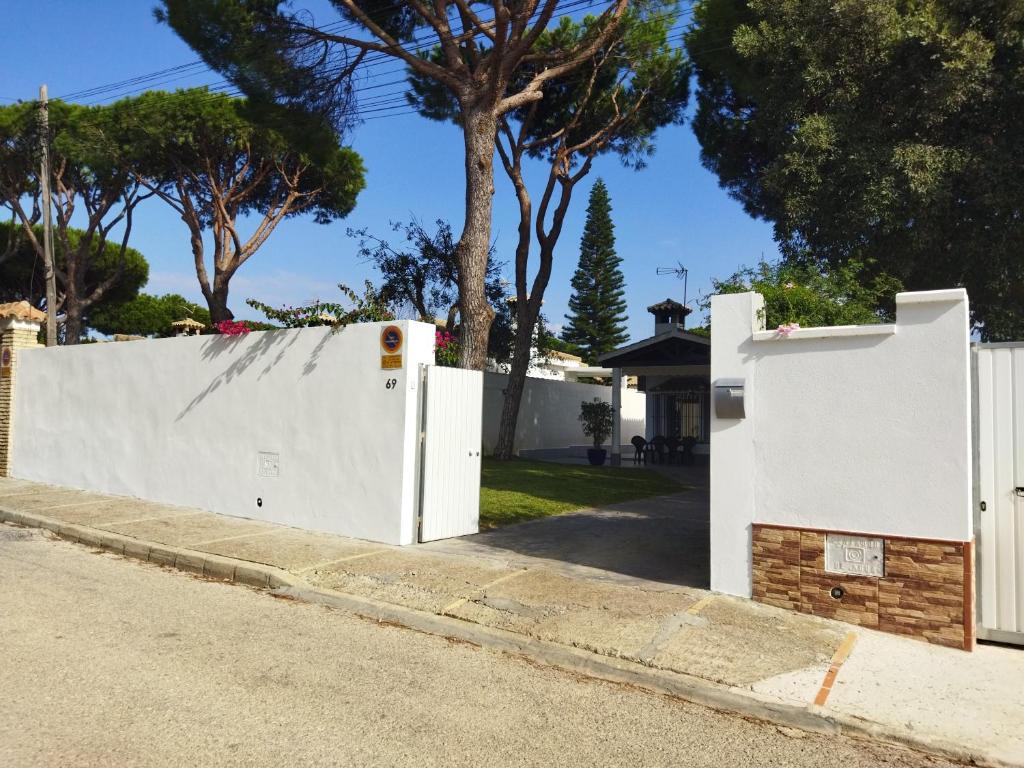 Το κτήριο όπου στεγάζεται  η παραθεριστική κατοικία