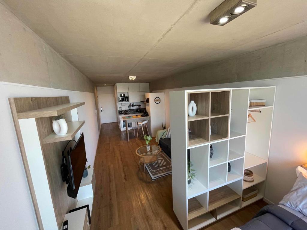 sala de estar con sofá y TV en una habitación en Studio céntrico en San Telmo 2 pax 6D en Buenos Aires