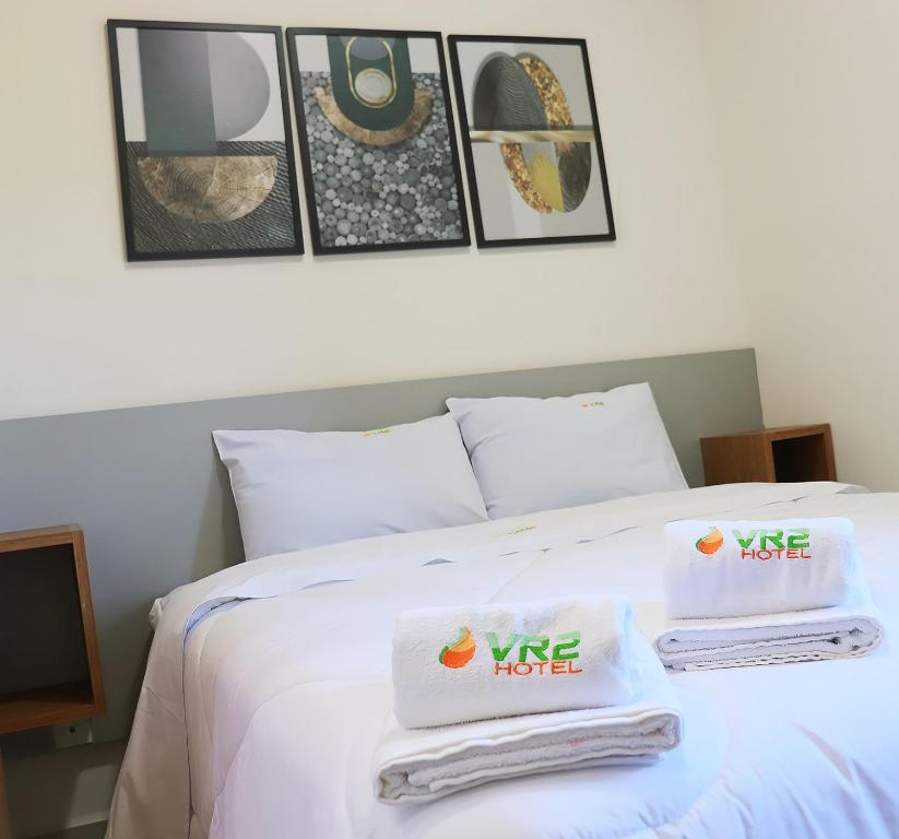 a hotel room with two towels on a bed at VR2 Hotel in Lençóis Paulista