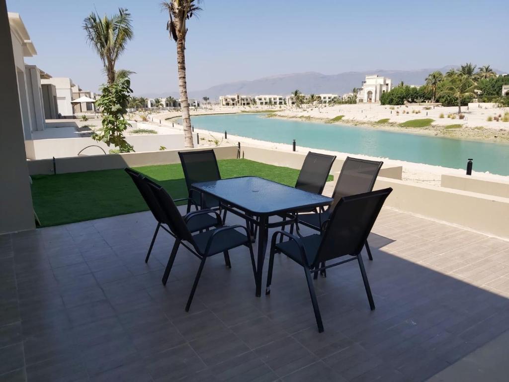 Bazén v ubytování Hawana Salalah Villa Lake View nebo v jeho okolí