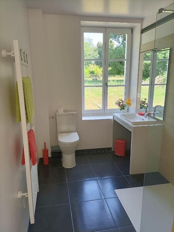 Kúpeľňa v ubytovaní VILLA ESPERANZA Chambre de plain-pied, indépendante, proche Zoo de Beauval et Châteaux de La Loire