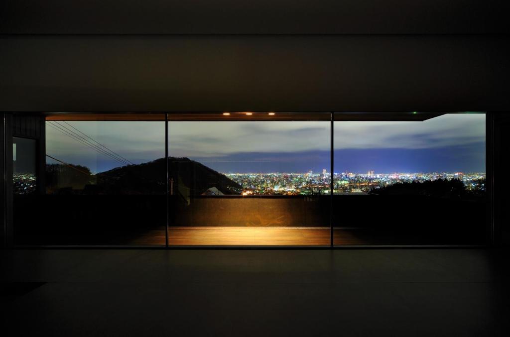 una ventana con vistas a la ciudad por la noche en Sapporo - House - Vacation STAY 13790, en Sapporo