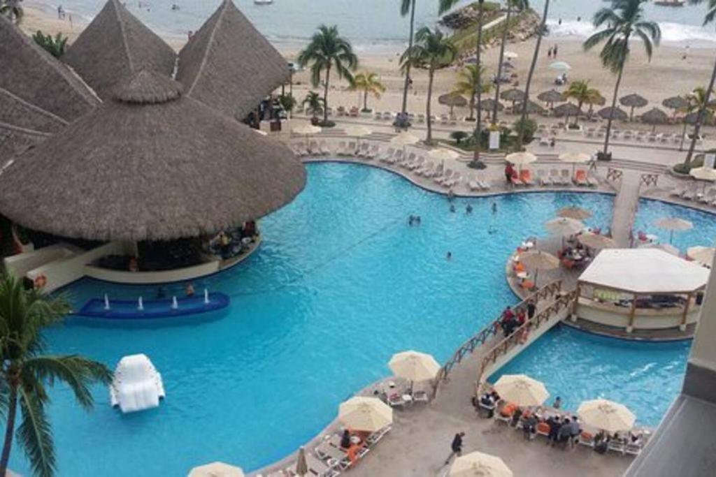 Bazén v ubytování Puerto Vallarta Condo Frente al mar nebo v jeho okolí
