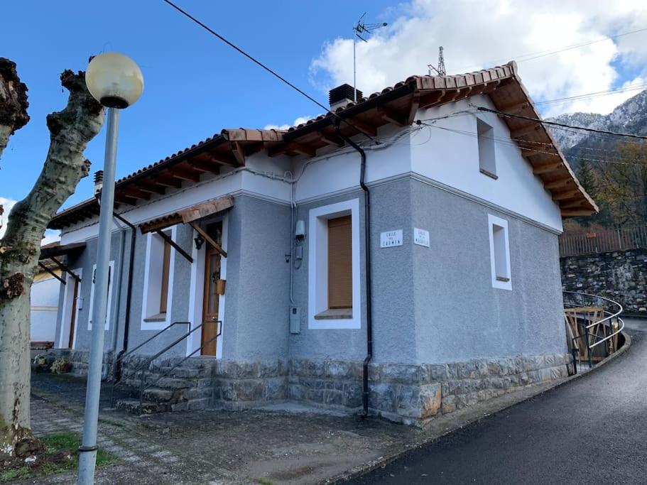 uma pequena casa ao lado de uma rua em La Casa de la Colonia em Seira