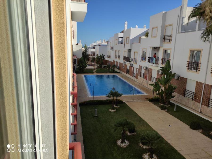 Výhled na bazén z ubytování Apartamento Encantador com piscina nebo okolí