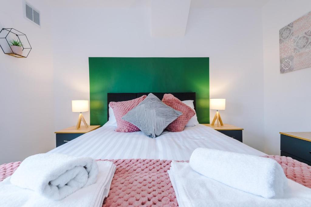 Postel nebo postele na pokoji v ubytování Mill Field House by Lavender Stays