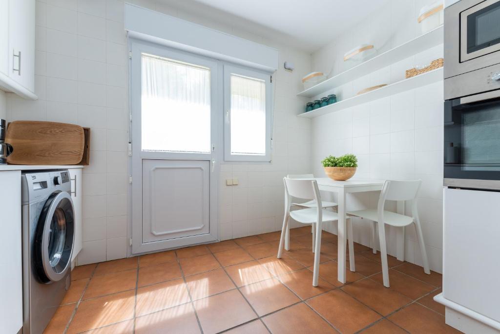 Kuchyňa alebo kuchynka v ubytovaní La casa de los illos, casa completa con piscina en Sanxenxo