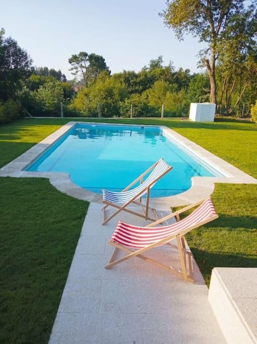Bazén v ubytovaní La casa de los illos, casa completa con piscina en Sanxenxo alebo v jeho blízkosti
