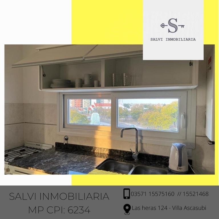 cocina con fregadero y ventana en SALVI 4 - Rio Tercero en Río Tercero