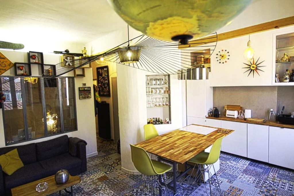 een keuken en eetkamer met een tafel en een bank bij plein coeur du quartier du Panier . Chaleureux T2. in Marseille