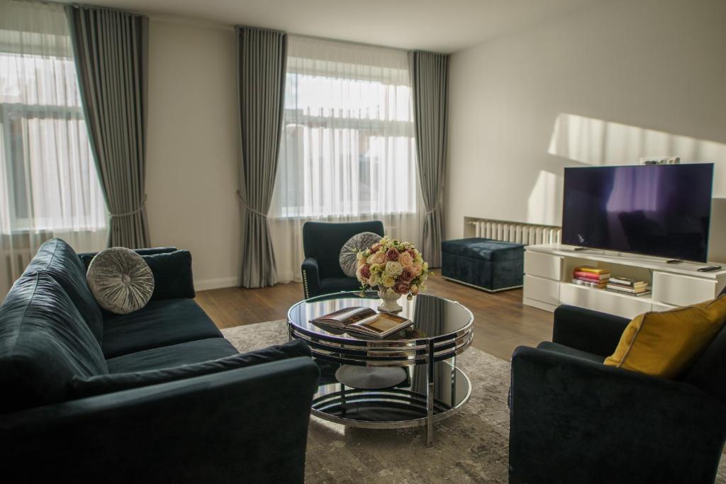 希奥利艾Nica Apartment的带沙发、桌子和电视的客厅