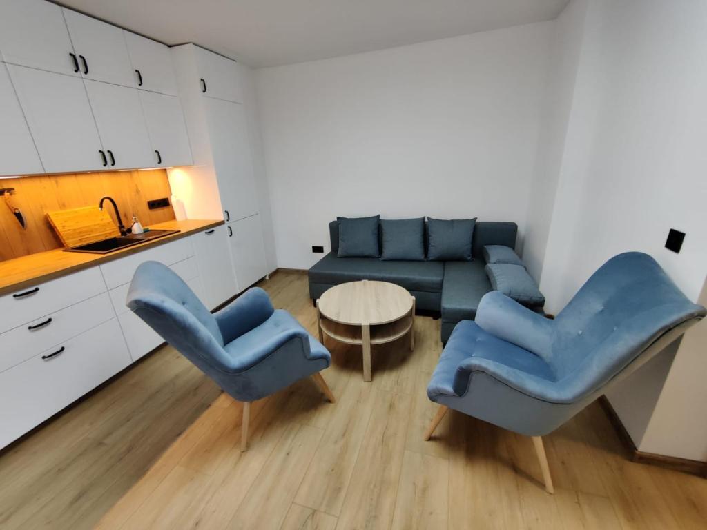 a living room with a couch and two chairs and a table at Apartament De Lux LIDIA in Karpacz