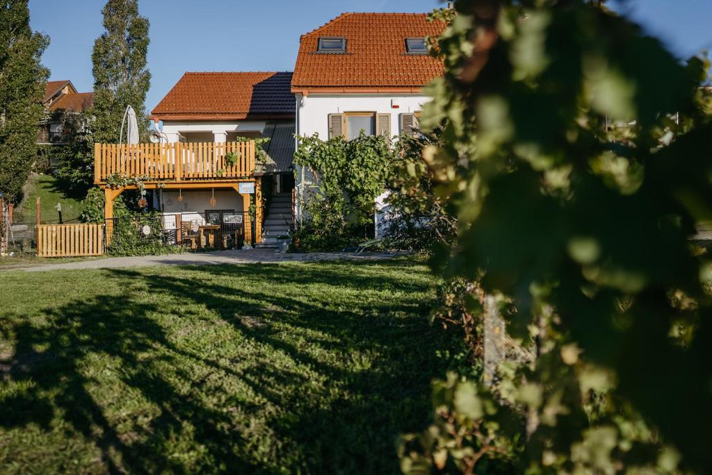 une maison avec une terrasse et une cour dans l'établissement Kellerstöckl Rosalie, à Rechnitz