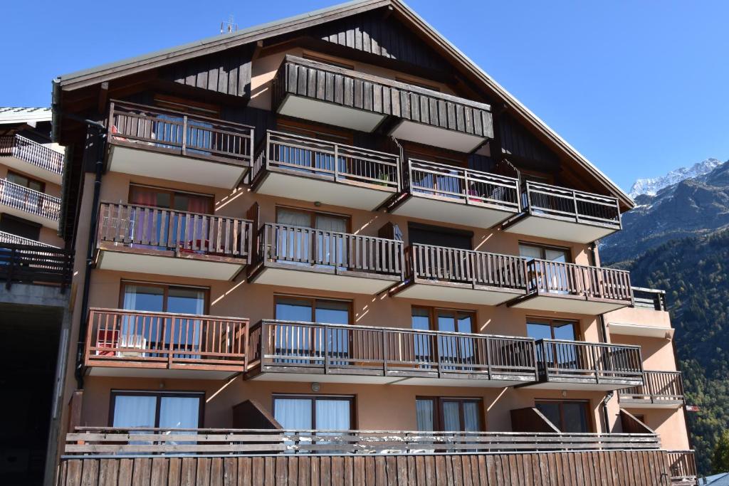a building with balconies on the side of it at VAUJANYLOCATIONS - COCHETTE 1 APT 2 in Vaujany